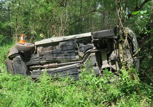 Máma se za jízdy otočila na malého syna a auto převrátila na bok.