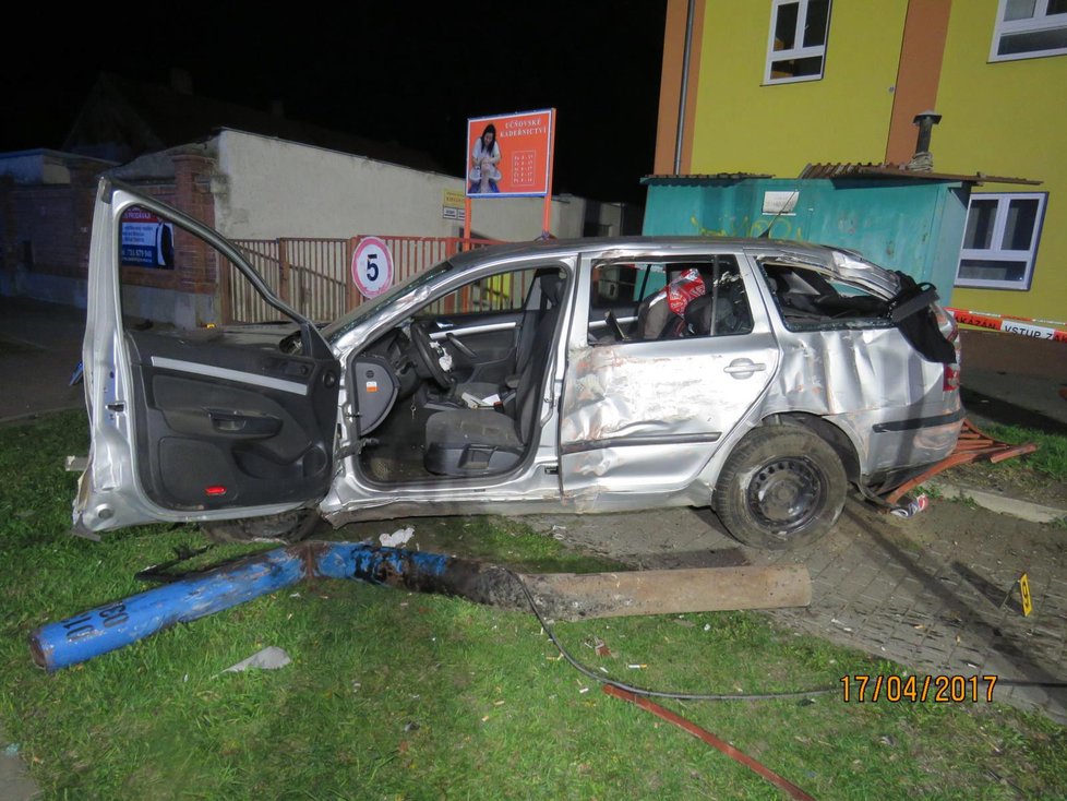 Tragicky skončila velikonoční nehoda v Břeclavi, kde neovladatelná oktávka smetla na chodníku ženu (56). Řidič nadýchal alkohol.