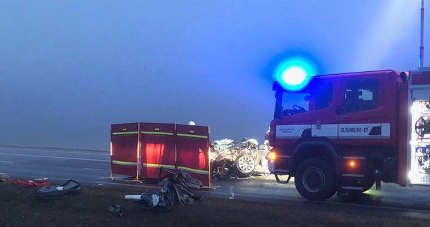 Tragická nehoda na Lounsku: Při srážce osobáku s kamionem zemřeli dva lidé