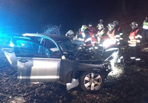 Mladý řidič u středočeských Měchenic nezvládl řízení a naboural do pilíře železničního mostu