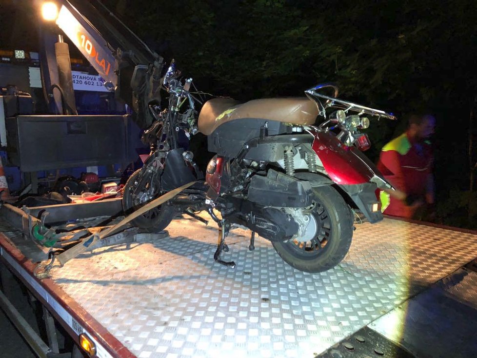 Smrtelná nehoda na Mladoboleslavsku: Opilý řidič  srazil motorkáře, pak od nehody ujel