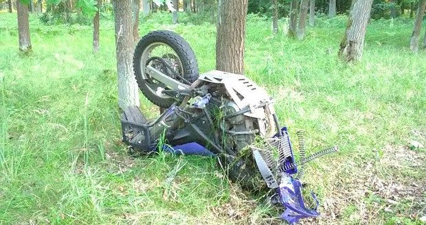 Tragédie na Vsetínsku: Motorkář zemřel po srážce s autem, spolujezdkyně se zranila (ilustrační foto).