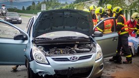 Tragicky skončila nehoda dvou vozidel a motorkáře, ten zraněním podlehl v nemocnici