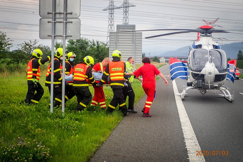 Tragicky skončila nehoda dvou vozidel a motorkáře, ten zraněním podlehl v nemocnici