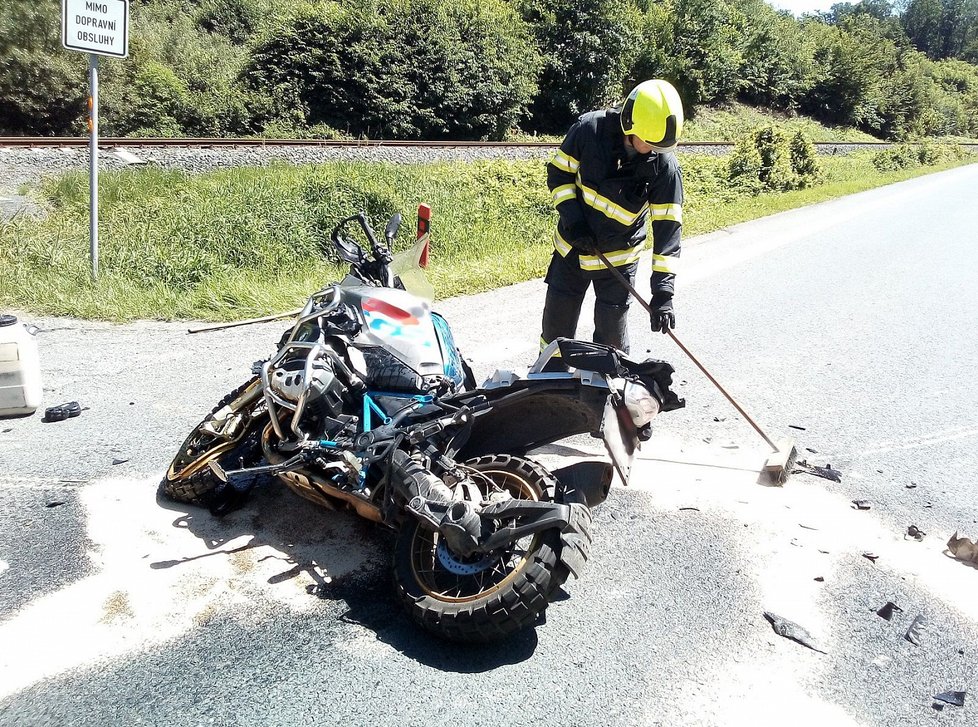 Motorkář zemřel v neděli před polednem při srážce s autem u obce Zašová na Vsetínsku