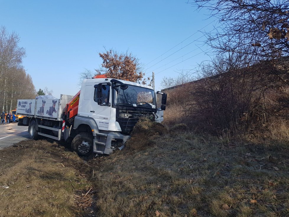 Tragická nehoda na Benešovsku: Při srážce tří aut zemřel jeden člověk