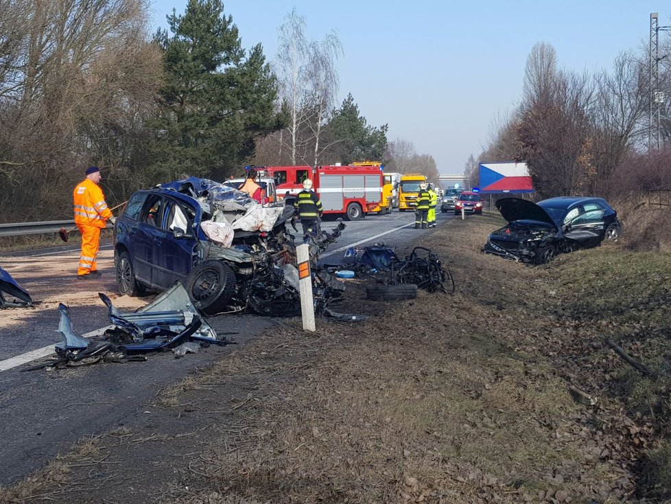 Tragická nehoda na Benešovsku: Při srážce tří aut zemřel jeden člověk