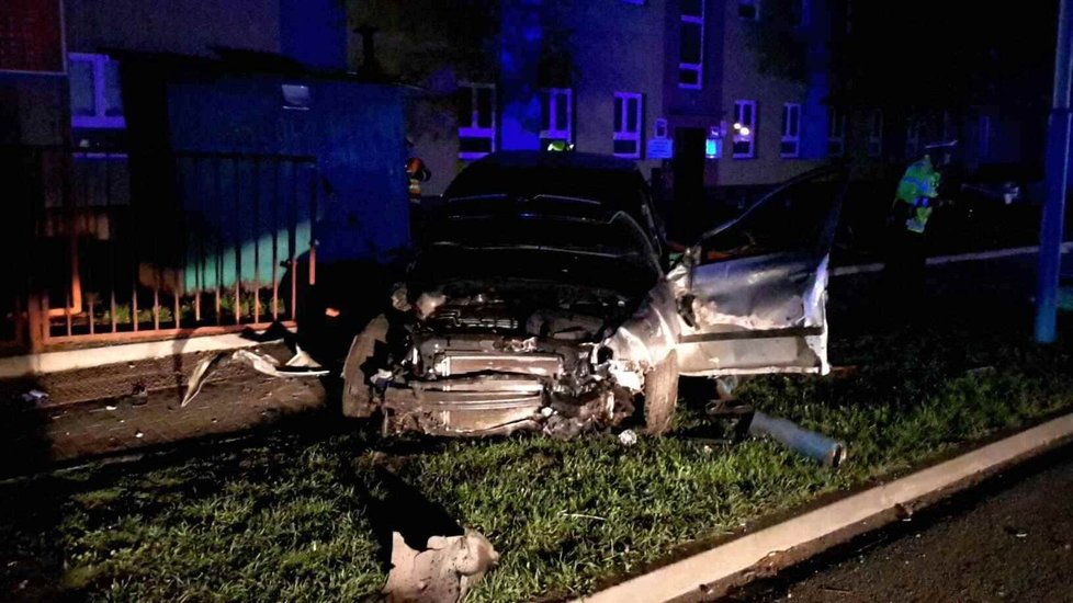 Řidič v sobotu v noci v Břeclavi ve velké rychlosti vyletěl s autem na chodník, kde usmrtil procházející ženu. Po nehodě nadýchal alkohol.