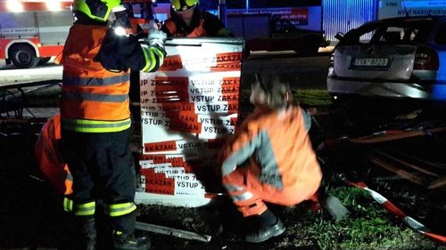 Řidič v sobotu v noci v Břeclavi ve velké rychlosti vyletěl s autem na chodník, kde usmrtil procházející ženu. Po nehodě nadýchal alkohol.