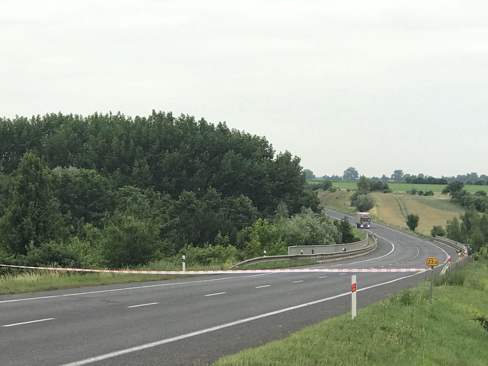 Tragédie u Slaného: Cisterna plná asfaltu se srazila s dodávkou. Řidič náklaďáku zemřel