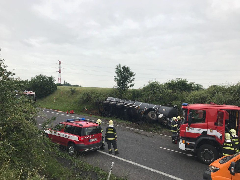 Tragédie u Slaného: Cisterna plná asfaltu se srazila s dodávkou. Řidič náklaďáku zemřel