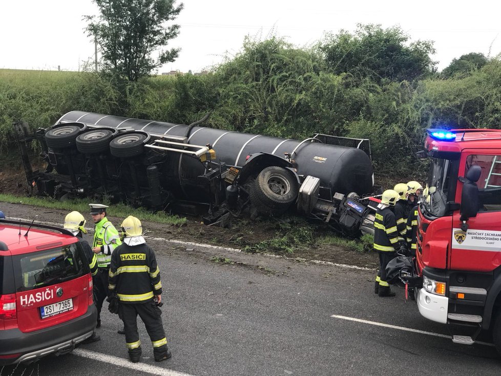 Tragédie u Slaného: Cisterna plná asfaltu se srazila s dodávkou. Řidič náklaďáku zemřel