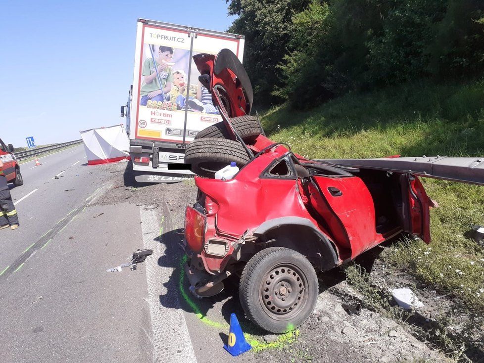 Tragická nehoda na dálnici D1 mezi Brnem a Vyškovem, řidič kamionu přehlédl řidiče osobního auta, který měnil prázdnou pneumatiku.