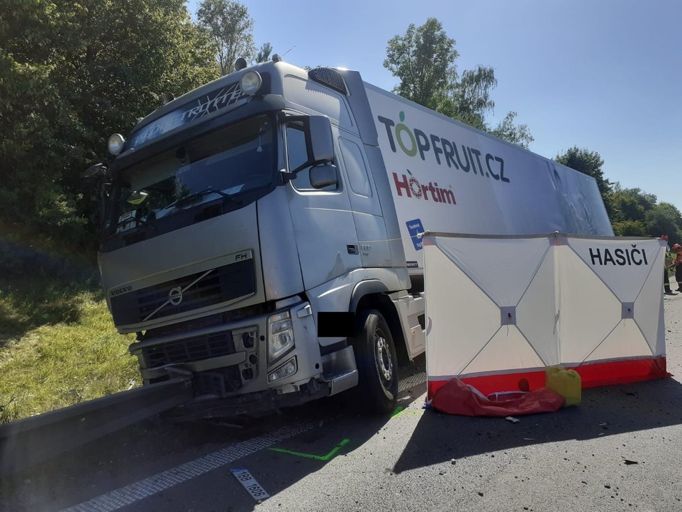 Tragická nehoda na dálnici D1 mezi Brnem a Vyškovem, řidič kamionu přehlédl řidiče osobního auta, který měnil prázdnou pneumatiku.