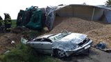 Tragédie zavřela silnici mezi Mikulovem a Znojmem: Mladá řidička vjela pod kamion