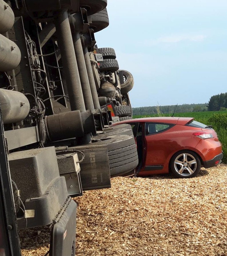 Řidička na Českobudějovicku vjela pod kamion, ten zavalil další dvě auta: Jejich posádky zázračně přežily