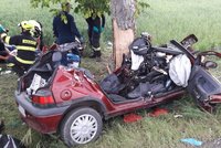 Tragédie na Berounsku: Auto s partou mladých se rozsekalo o strom! Jeden zemřel
