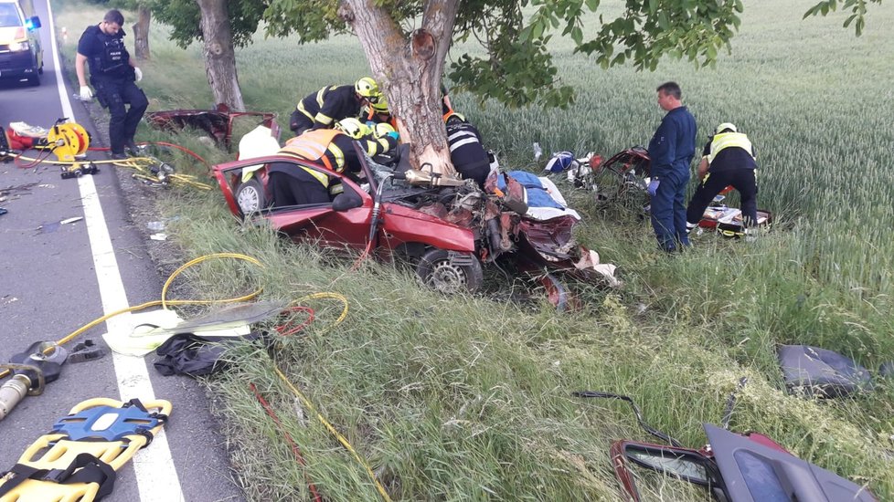 Auto s partou mladých se rozbilo o strom, jeden z nich na místě zemřel.