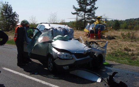 Přes rychlou pomoc záchranářů při havárii u Mimoně řidič osobního vozu zemřel.