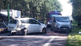 Nehoda čtyř aut u Mladé Boleslavi si vyžádala život řidiče, další dva lidé bylo zraněni.