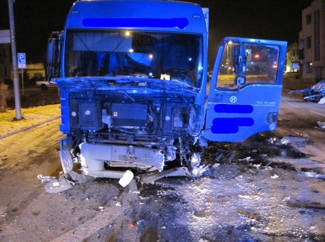 Tragická dopravní nehoda: Muž dostal smyk a vjel s vozem pod náklaďák, neměl šanci přežít.