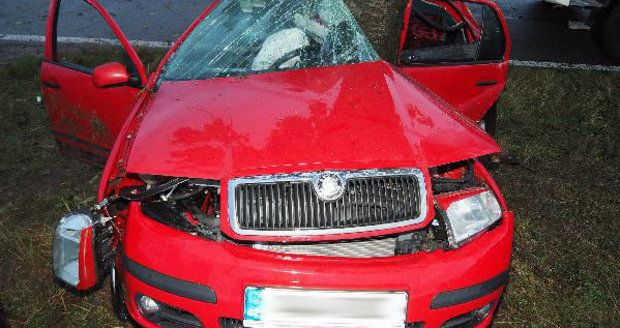 Osudová červená auta: Řidička (†49) omotala auto o strom, domů se už nevrátí