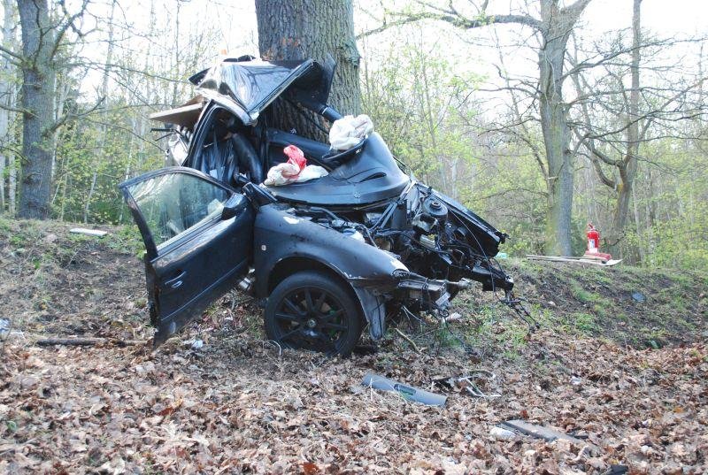 Čelní střet s dodávkou nepřežili dva mladíci, další tři lidé včetně dítěte jsou v nemocnici