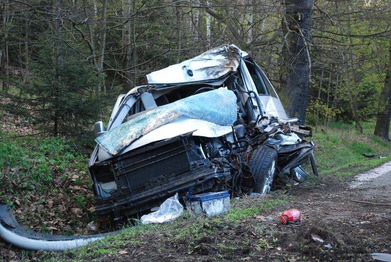 Čelní střet s dodávkou nepřežili dva mladíci, další tři lidé včetně dítěte jsou v nemocnici.