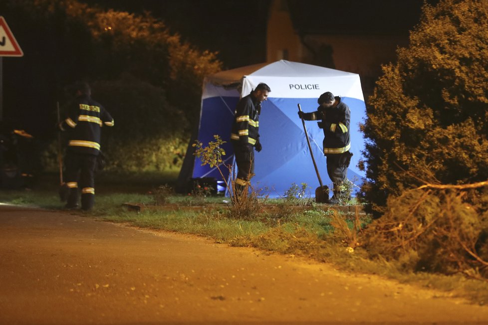 Jízda na čtyřkolce bez helem skončila tragicky: Jeden na místě zemřel, druhý je vážně zraněný.