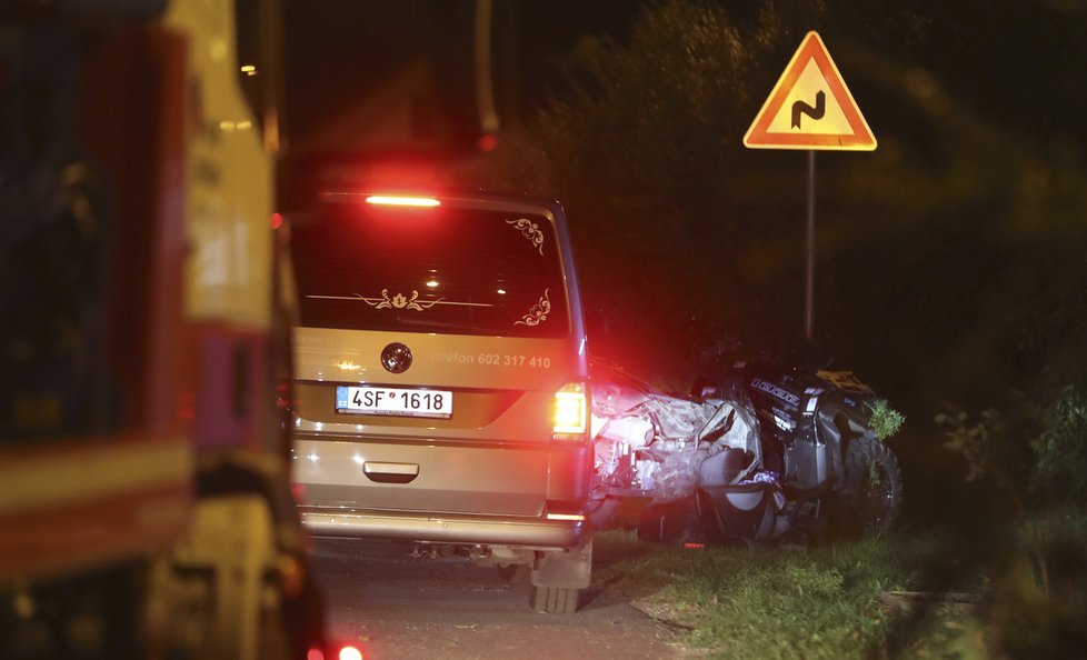 Jízda na čtyřkolce bez helem skončila tragicky: Jeden na místě zemřel, druhý je vážně zraněný.