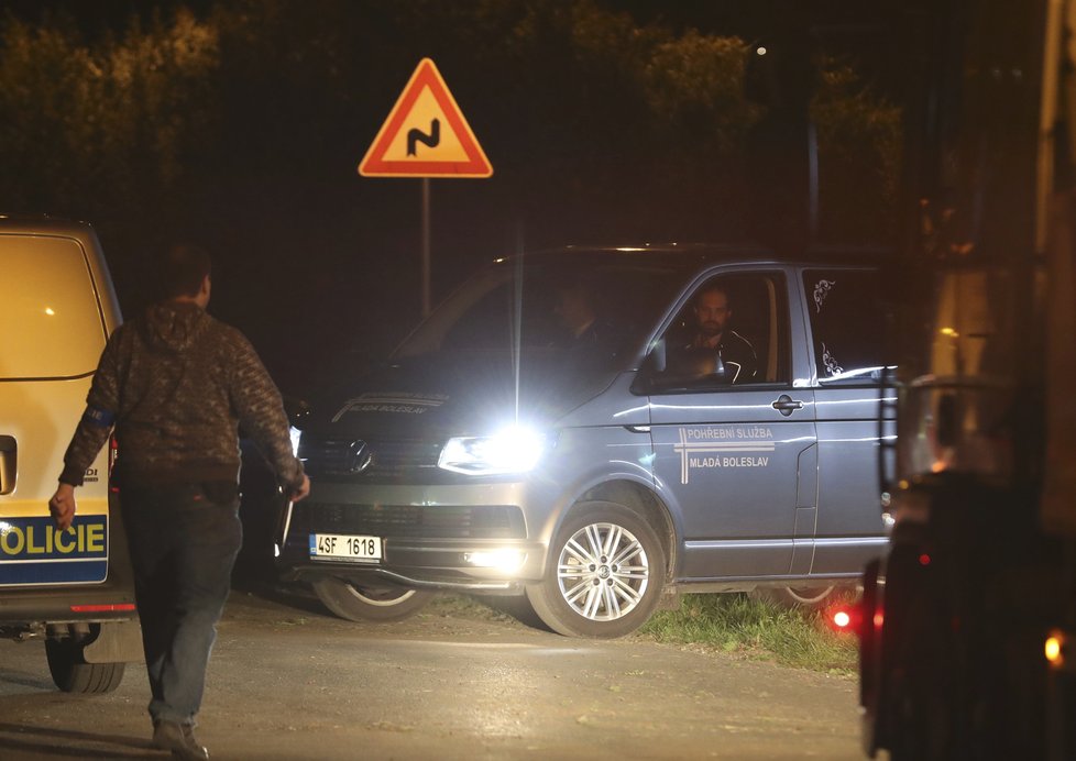 Jízda na čtyřkolce bez helem skončila tragicky: Jeden na místě zemřel, druhý je vážně zraněný.