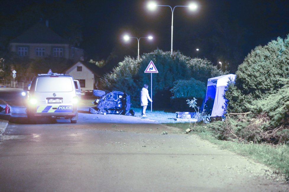 Jízda na čtyřkolce bez helem skončila tragicky: Jeden na místě zemřel, druhý je vážně zraněný.