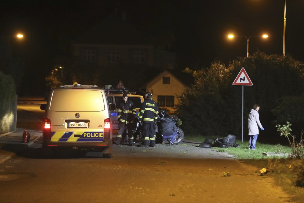 Jízda na čtyřkolce bez helem skončila tragicky: Jeden na místě zemřel, druhý je vážně zraněný.