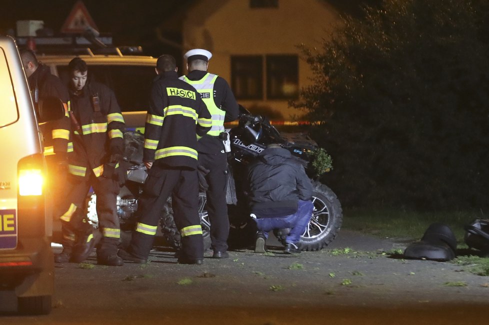 Jízda na čtyřkolce bez helem skončila tragicky: Jeden na místě zemřel, druhý je vážně zraněný.