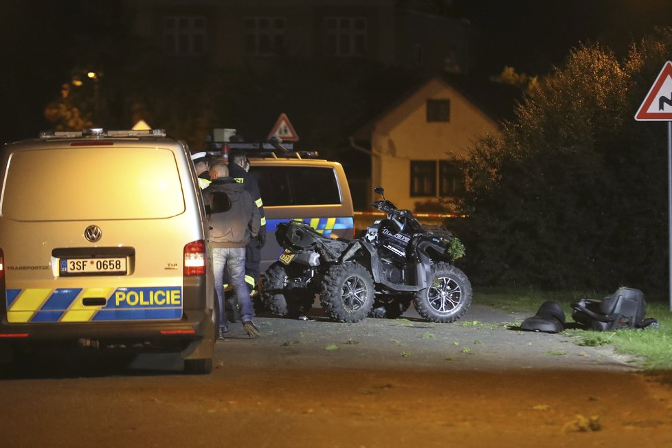 Jízda na čtyřkolce bez helem skončila tragicky: Jeden na místě zemřel, druhý je vážně zraněný.