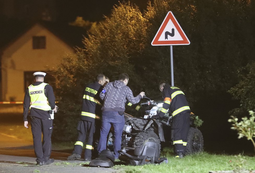 Jízda na čtyřkolce bez helem skončila tragicky: Jeden na místě zemřel, druhý je vážně zraněný.