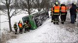 Autobus na Ústecku skončil po srážce se dvěma auty mimo silnici. Jeden mrtvý