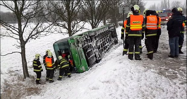 Autobus na Ústecku skončil po srážce se dvěma auty mimo silnici. Jeden mrtvý