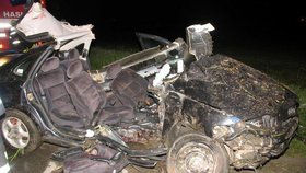 Ve zničeném autě zemřel mladík, těžce zraněného řidiče vystříhali z vraku hasiči.