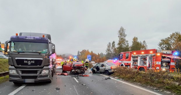 Vážná nehoda dvou osobních aut a jednoho nákladního zkomplikovala ráno 19. října 2022 dopravu na I/35 před Libercem ve směru od Chrastavy.