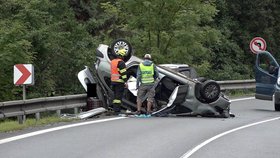 Tragická nehoda u Karlových Varů si vyžádala dva životy.