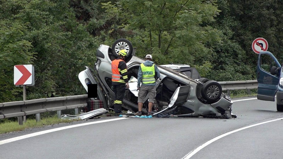 Tragická nehoda u Karlových Varů, při které zemřela matka a její syn.