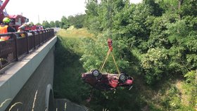 Tragédie v Mělníku: Řidič vyjel ze silnice a skončil pod mostem. Jeden člověk zemřel.