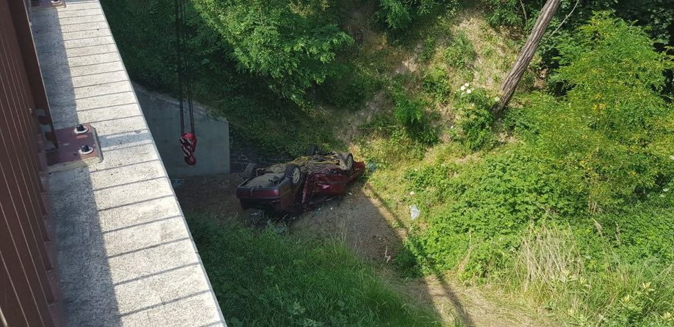 Tragédie v Mělníku: Řidič vyjel ze silnice a skončil pod mostem. Jeden člověk zemřel
