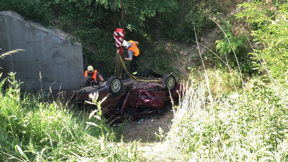 Tragédie v Mělníku: Řidič vyjel ze silnice a skončil pod mostem. Jeden člověk zemřel