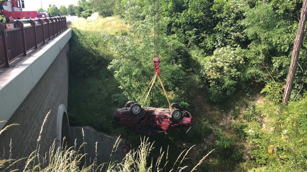 Tragédie v Mělníku: Řidič vyjel ze silnice a skončil pod mostem. Jeden člověk zemřel.