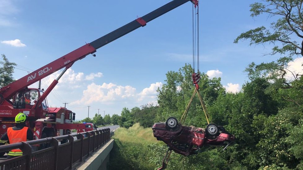 Tragédie v Mělníku: Řidič vyjel ze silnice a skončil pod mostem. Jeden člověk zemřel