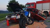 Dva mrtví motorkáři: Jeden vjel do příkopu, druhý se srazil s autem