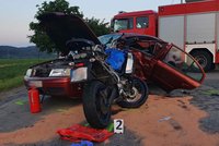 Dva mrtví motorkáři: Jeden vjel do příkopu, druhý se srazil s autem