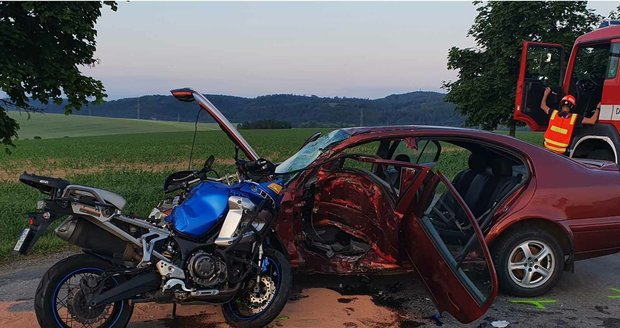 Ve středu 14. června se krátce po 19.30 srazil u Veverských Knínic na Brněnsku motorkář s osobním autem. Nehoda skončila tragicky.